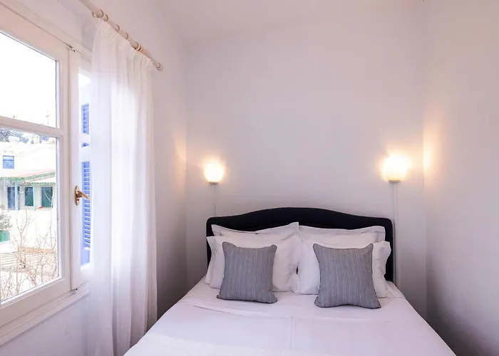 Platanos Cycladic House بيت للعطل