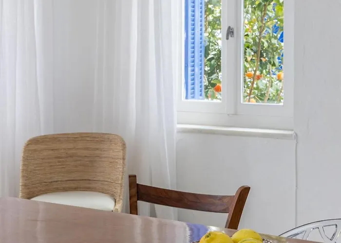 Platanos Cycladic House بيت للعطل *